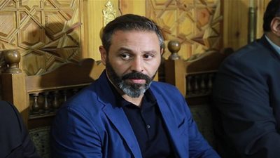 حازم إمام يقدم واجب العزاء في عادل هيكل حارس الأهلي السابق (صور)