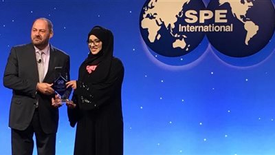 لأول مرة بالشرق الأوسط.. إماراتية تفوز بجائزة الخدمة المتميزة للشباب