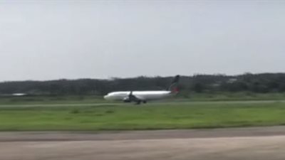 العناية الإلهية تنقذ طائرة تابعة للخطوط الجوية البنغالية من كارثة محققة (فيديو)