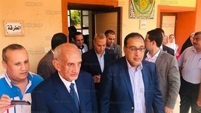 رئيس الوزراء يزور مدرسة ناصر الابتدائية ويطمئن على بدء العام الدراسي (صور)