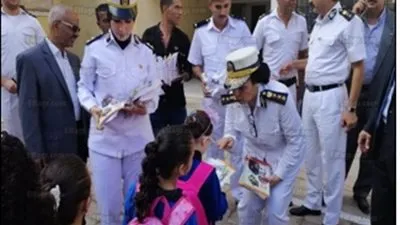 قيادات وضباط الشرطة يوزعون مستلزمات مدرسية على الطلبة (صور)