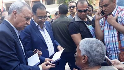 سيدة ورجل يستوقفان موكب رئيس الوزراء في قنا.. تعرف على السبب