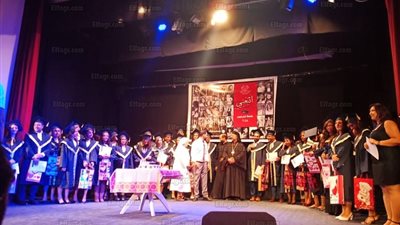 بطريرك الإسكندرية للأقباط الكاثوليك يكرم الخريجين (صور)