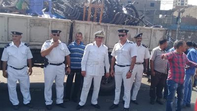 المرافق تزيل الإشغالات والأكشاك المخالفة بميدان المنيب (صور)