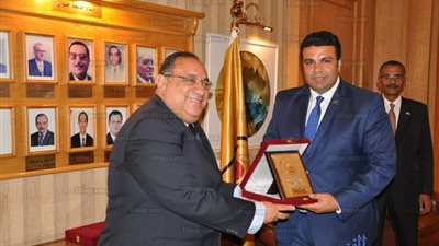 جامعة حلوان تكرم الدكتور عبدالله رمضان لتوليه منصب نائب محافظ السويس (صور)  