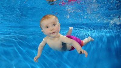 تعرفي أكثر عن قدرة طفلك على السابحة