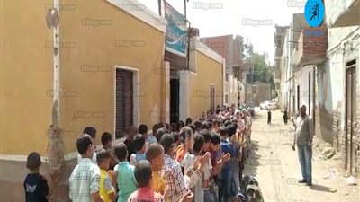 طلاب مدرسة بالمنيا يؤدوا طابور الصباح في الشارع (فيديو)