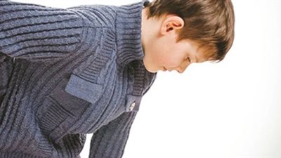 7 نصائح لحماية طفلك من تقوّس الظهر.. تعرفي عليها