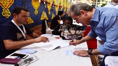 الدرندلي يوقع في كشوف الحاضرين بالجمعية العمومية ويدلي بصوته على لائحة النظام الأساسي بالأهلي