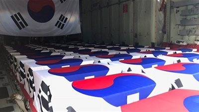 واشنطن تسلم سيؤول رفات 64 جندياً من قتلى الحرب الكورية