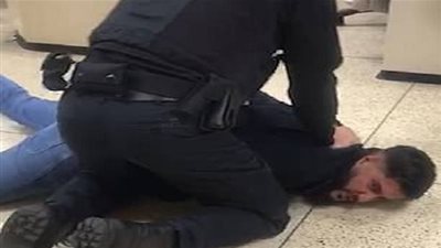 الأمن البريطاني يسحل رجلا وزوجته أمام سوبر ماركت (صور)