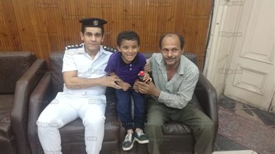 قسم شرطة قصر النيل يعيد طفل ذوي احتياجات متغيب لوالده