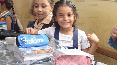 الأورمان توزع ألف شنطة مدرسية بالفيوم بمبادرة 