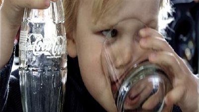 تناول المشروبات المحلاة يزيد من فرص الإصابة بالسكري