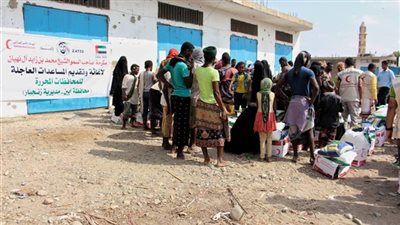 شاهد.. الهلال الأحمر الإماراتي يغيث النازحين في مديرية زنجبار بمحافظة أبين