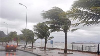 عاصفة قوية تضرب اليونان وتتسبب في سيول