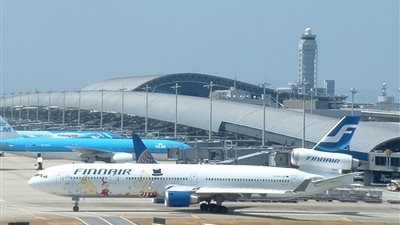 اليابان تغلق مطار 