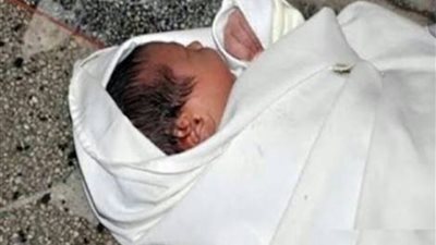 العثور على طفلة حديثة الولادة داخل صندوق قمامة بالبحيرة