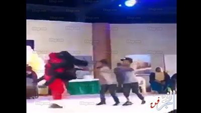 عبد الله بالخير يكشف حقيقة انقضاض امرأة عليه خلال الغناء (فيديو)