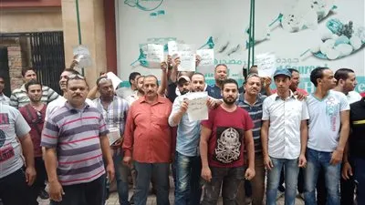 العاملون بمزارع دينا يضربون عن العمل احتجاجا على عدم صرف الرواتب (صور)