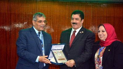 محافظ القليوبية يكرم المتميزين من​​ أساتذة الجامعة والمحافظين (صور)