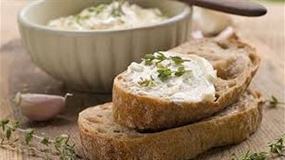 طريقة عمل تغميسة الجبن بالثوم