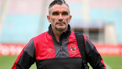 جلسة بين كارتيرون ويوسف قبل المران الجماعي للأهلي