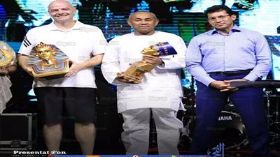 نشطاء وأثريون ينتقدون هدايا وزارة الشباب لرئيس الفيفا ورئيس الاتحاد الإفريقي (صور)