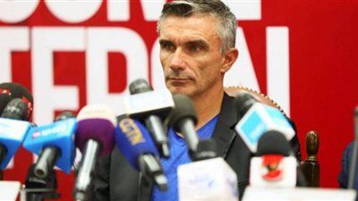 كارتيرون يعقد محاضرة نظرية مع اللاعبين قبل المران