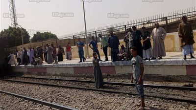 اعتذار فيسبوكي من 'السكة الحديد' لركاب قطار 996 المعطل بأرمنت (صور)