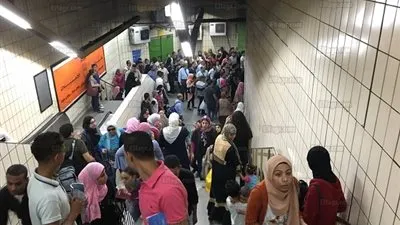تكدس الركاب بمحطة السادات بعد تعطل المترو لمدة 20 دقيقة (صور)