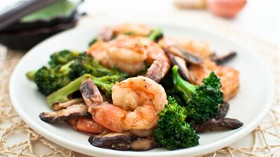 على الطريقة الآسيوية.. جربي وصفة جمبري بالبروكلي اللذيذة