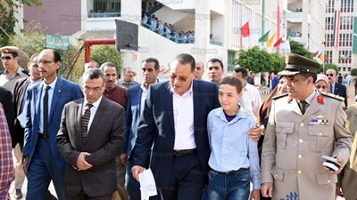 محافظ الشرقية بين التلاميذ في طابور الصباح بمدرسة السادات العسكرية بديرب نجم 