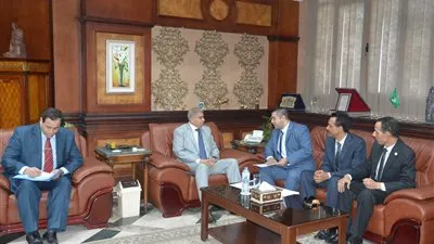 محافظ المنيا يبحث مع رئيس جهاز محو الأمية إجراءات الخطة العامة