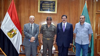 محافظ القليوبية يستعرض مع جهاز مشروعات الخدمة الوطنية إنشاء مشروعات بالمحافظة 