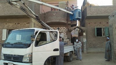 للقضاء على الظلام.. تركيب 150 كشاف إضاءة داخل قرى البغدادي بالأقصر  