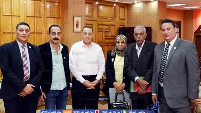 محافظ الشرقية يلتقي بممثلي جمعيتي الأورمان والهلال الأحمر لبحث أوجه التعاون لتقديم أفضل الخدمات للمستحقين