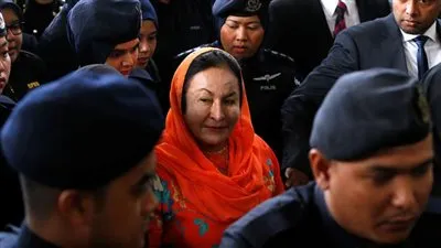 الادعاء الماليزي يوجه 17 تهمة لزوجة رئيس الوزراء السابق