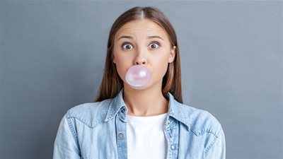 مفاجأة.. العلكة بنكهة النعناع تزيد من رائحة الفم الكريهة!