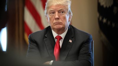 قاض يمنع إدارة ترامب من إنهاء حماية مهاجري 4 دول