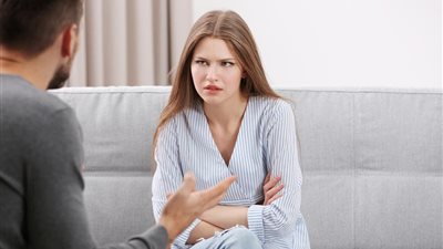 أشخاص يدمرون علاقتك بزوجك.. احذريهم 