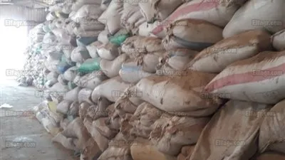 ننشر صور أطنان الأعلاف الحيوانية المضبوطة داخل مصنع بأبو النمرس