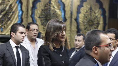 وزيرة الهجرة ونقيب الممثلين يصلان عزاء والدة جابر نصار (صور)