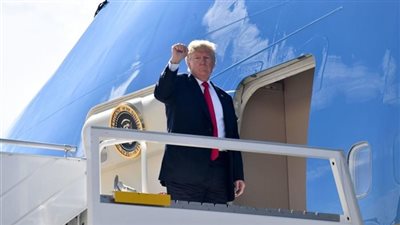 شاهد.. لقطة محرجة أثناء صعود ترامب لطائرة الرئاسة (فيديو)