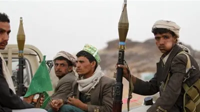 قذائف حوثية تقتل امرأة وتصيب عددًا من النازحين في مخيم بني جابر