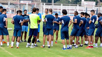 جروس يُحفز اللاعبين قبل مواجهة الهلال 