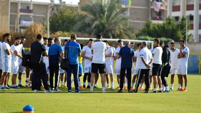 فييرا يجتمع بلاعبي الإسماعيلي قبل المران