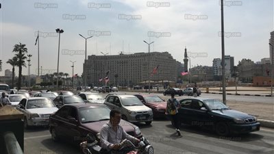 الأعلام المصرية والأمريكية ترفرف بميدان التحرير استعدادا لاستقبال ميلانيا ترامب (صور)