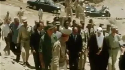 عاجل – السعودية | لقطات نادرة تجمع الملك فيصل والسادات خلال تفقدهم خط بارليف بعد نصر أكتوبر