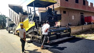 بدء المرحلة الأخيرة من أعمال رصف طريق الأربعين بسوهاج بتكلفة مليون و200 ألف جنيه